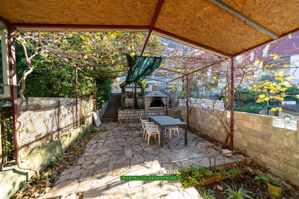 Stone house and tavern for sale in Kotor