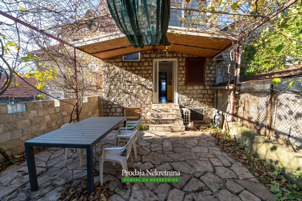 Stone house and tavern for sale in Kotor