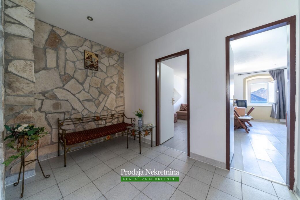 Stone house and tavern for sale in Kotor