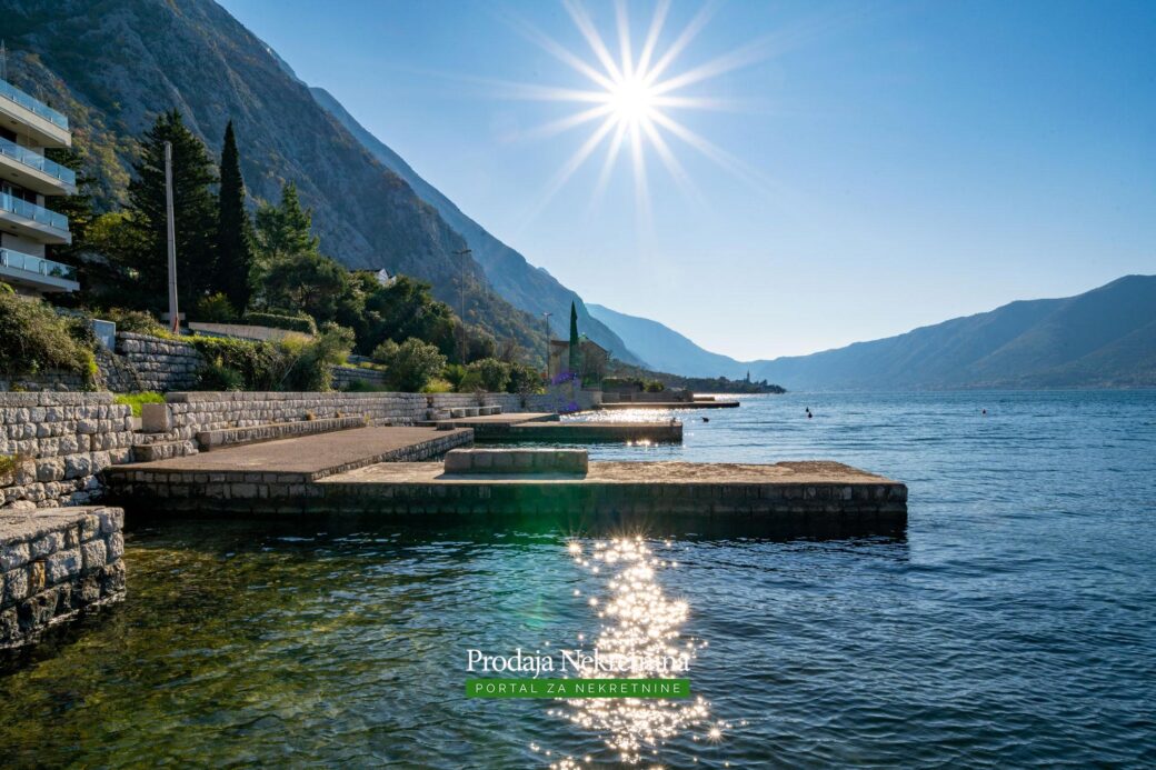 Stone house and tavern for sale in Kotor