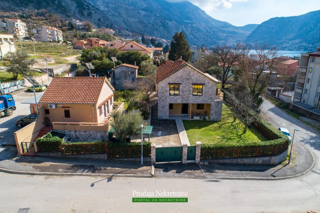 Family house for sale in Dobrota