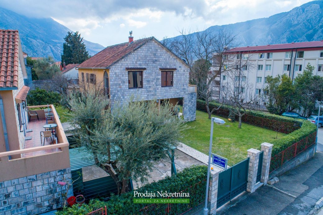 Family house for sale in Dobrota