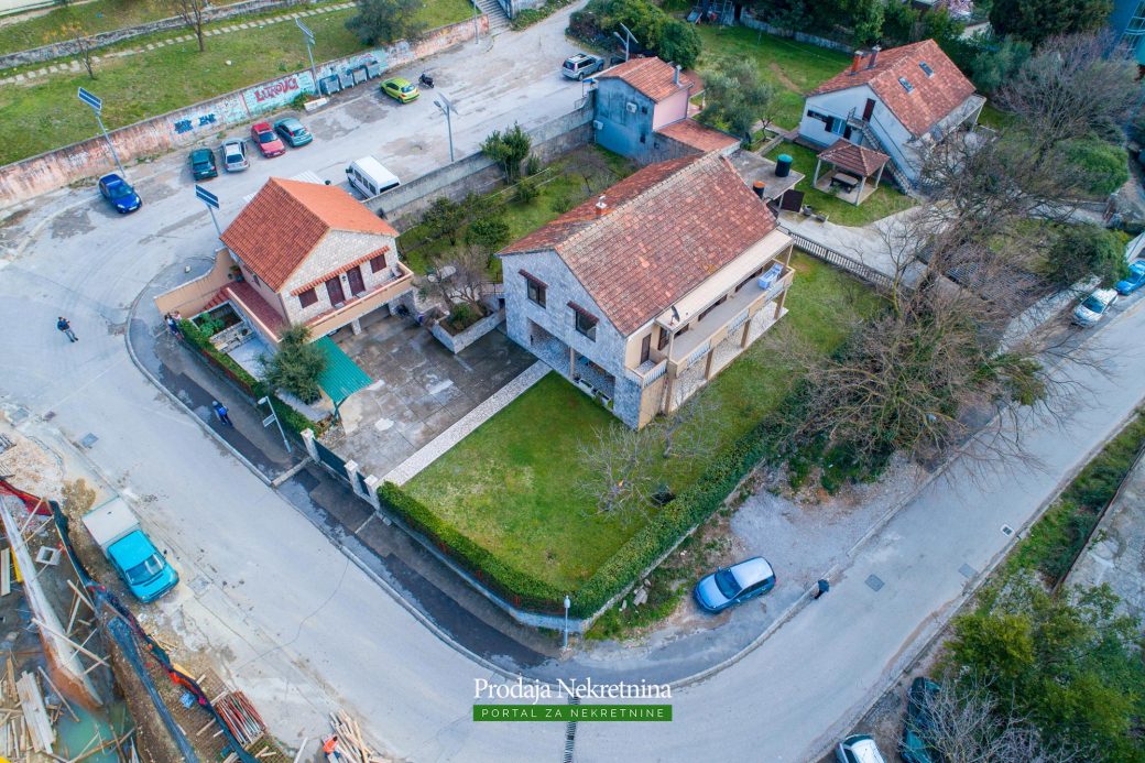 Family house for sale in Dobrota