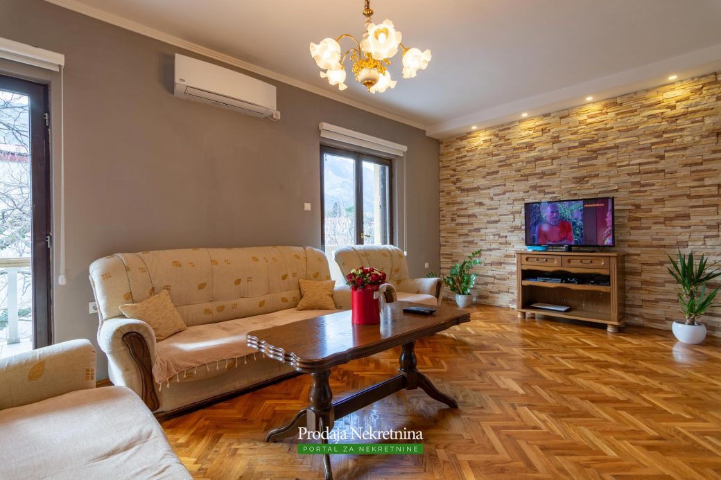 Family house for sale in Dobrota