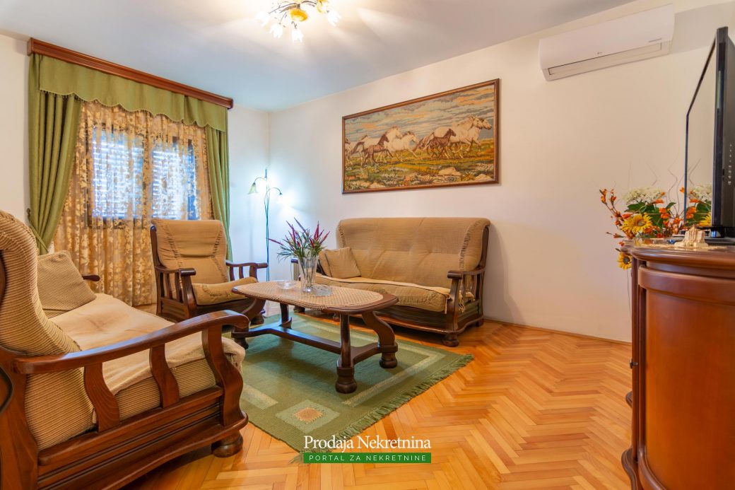 Family house for sale in Dobrota