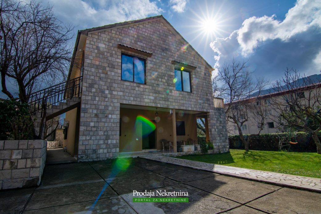 Family house for sale in Dobrota