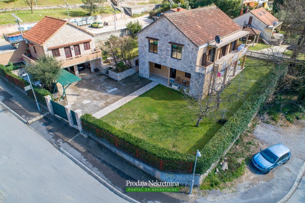 Family house for sale in Dobrota