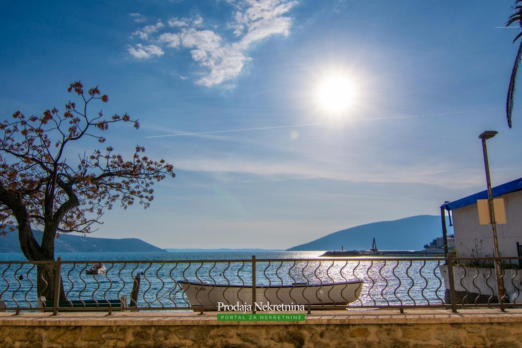 First line apartment for sale in Herceg Novi