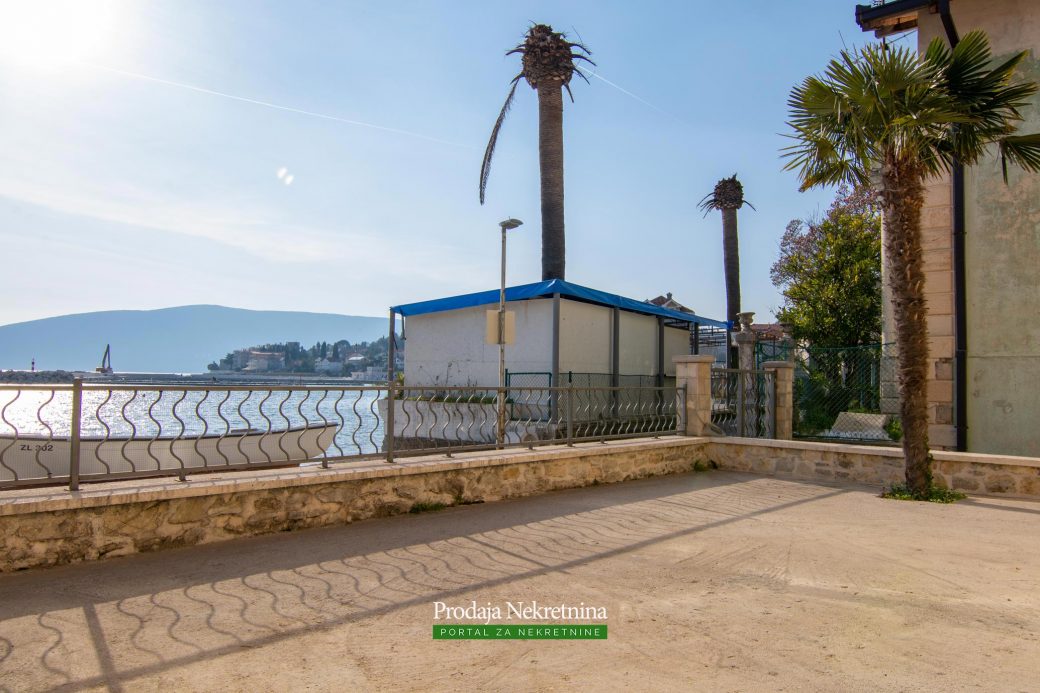 First line apartment for sale in Herceg Novi