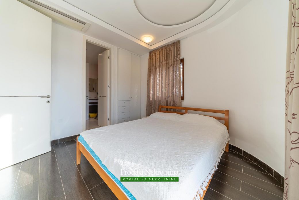 Two bedroom apartment in Risan