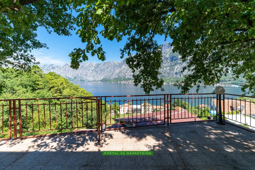 House for sale in Kotor Bay