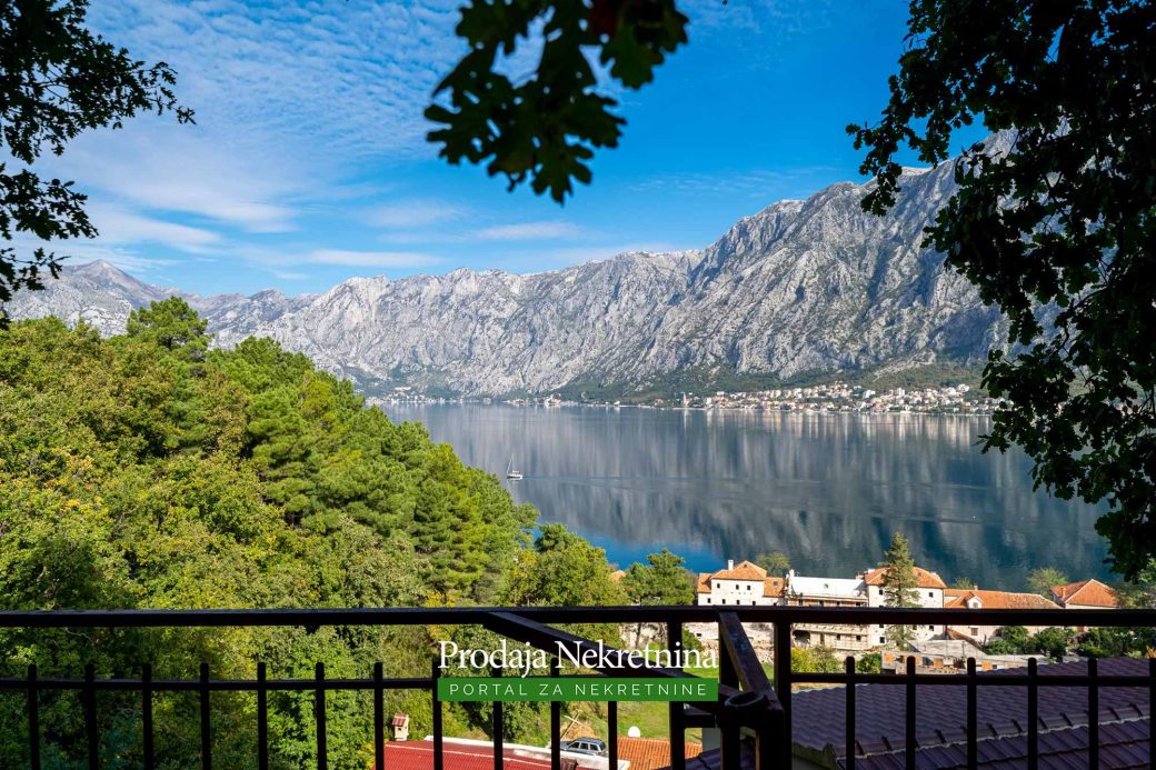 House for sale in Kotor Bay