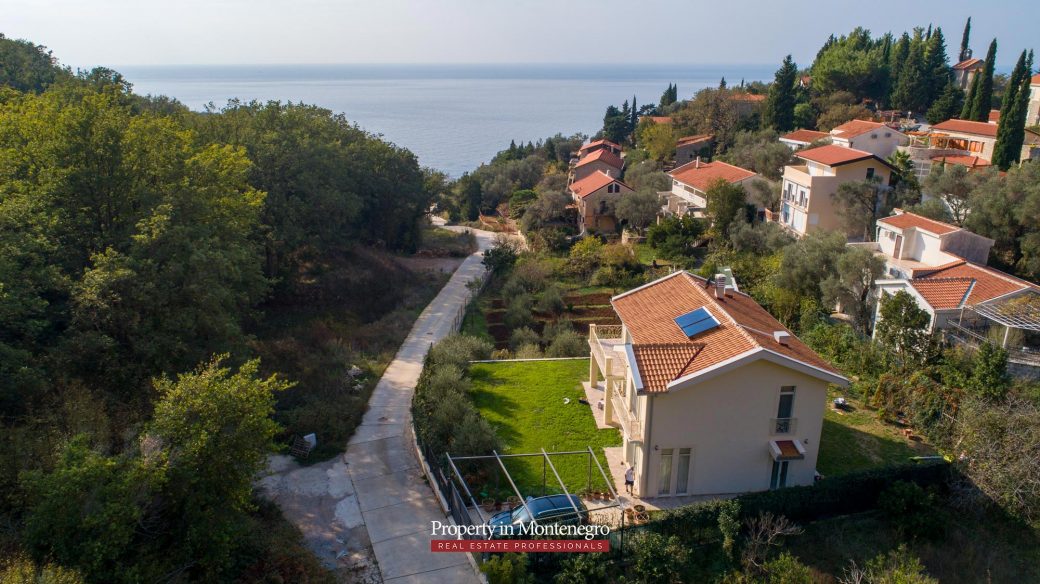 House with swimming pool for sale in Budva