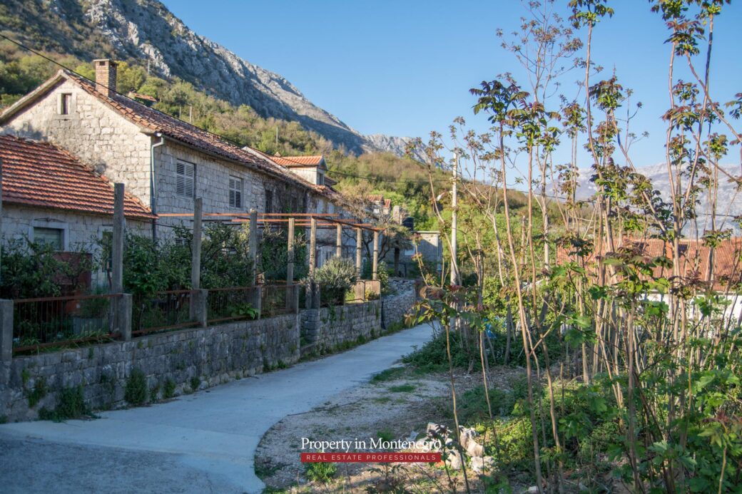 Old stone house for sale in Kotor