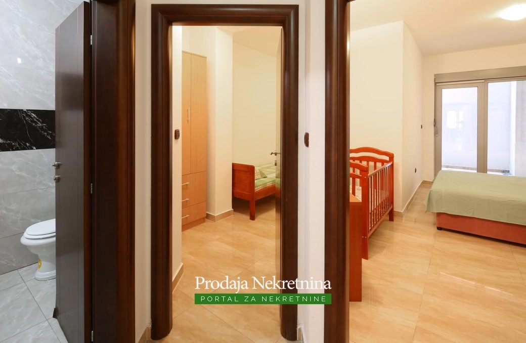 Prodaje se apartman u Rafailovicima