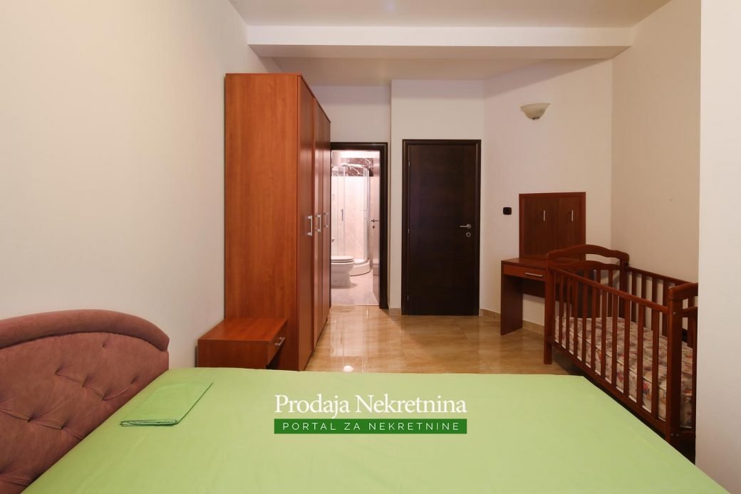 Prodaje se apartman u Rafailovicima