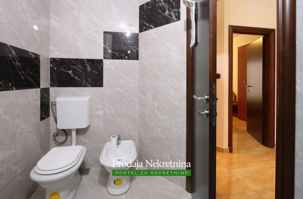 Prodaje se apartman u Rafailovicima