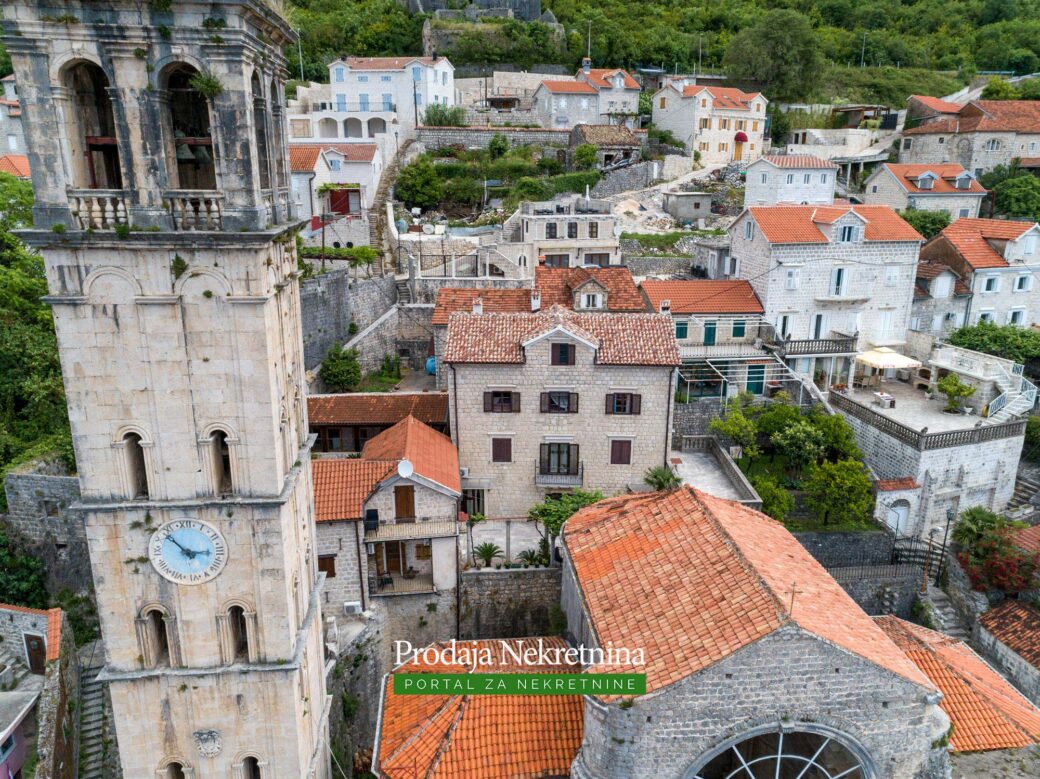 Stone house for sale in Perast