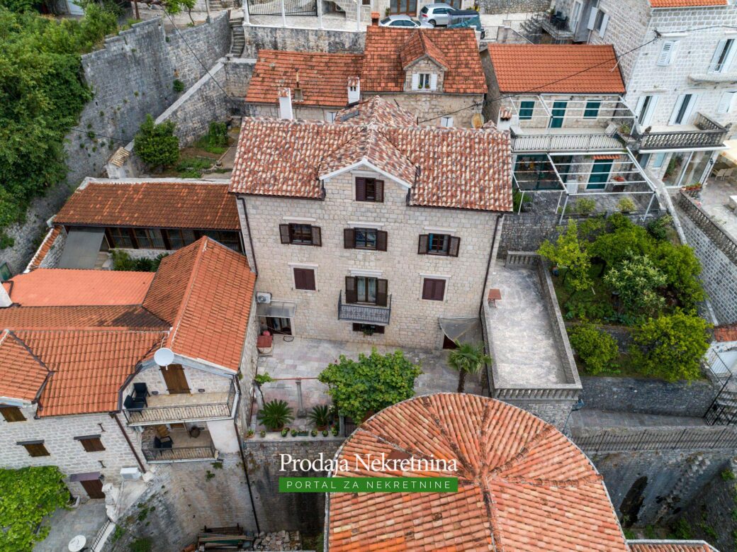 Stone house for sale in Perast