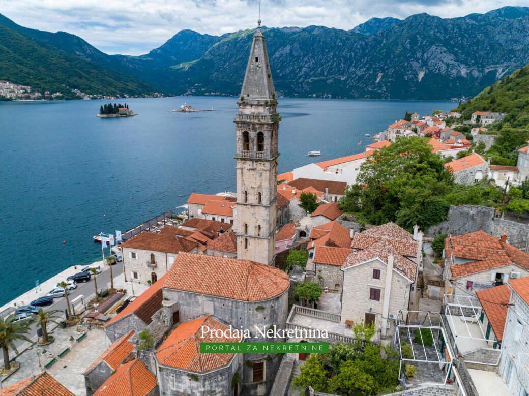 Stone house for sale in Perast