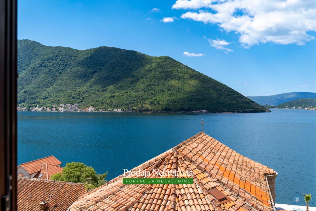 Stone house for sale in Perast