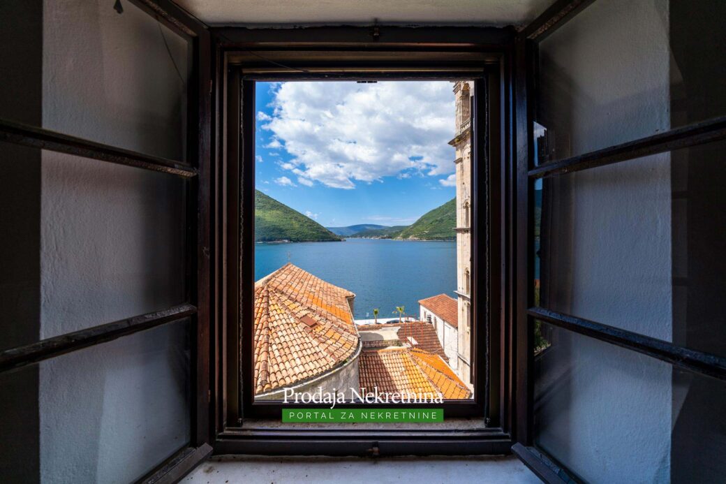 Stone house for sale in Perast