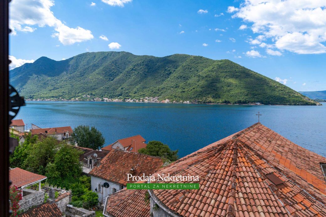 Stone house for sale in Perast