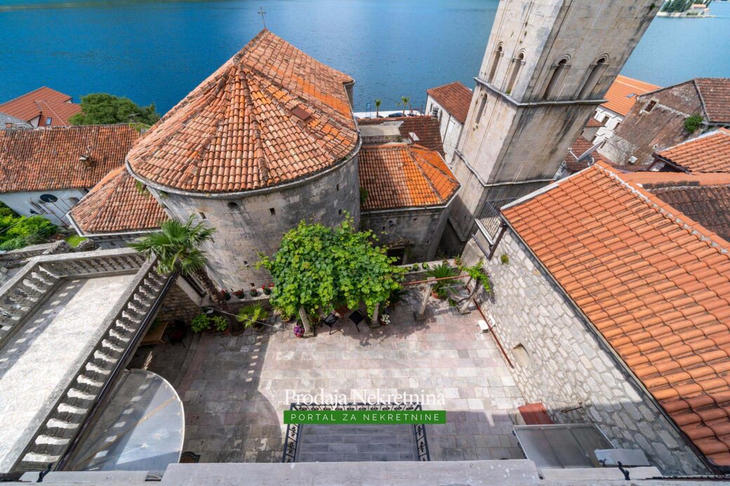 Stone house for sale in Perast