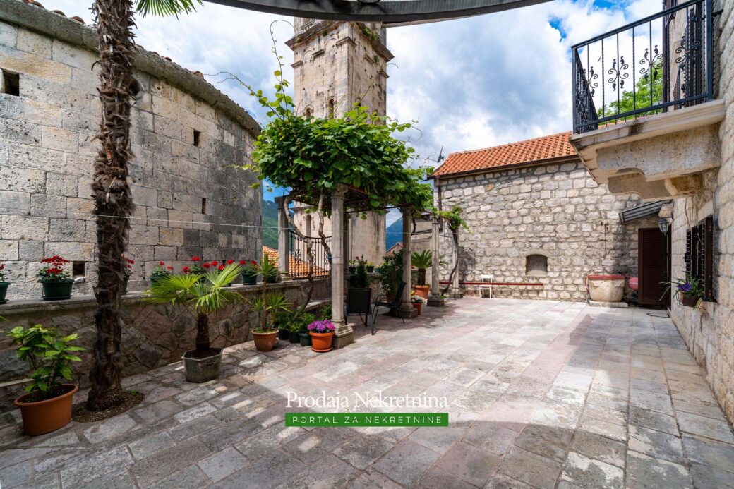 Stone house for sale in Perast