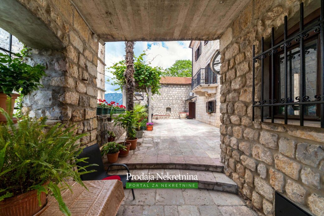 Stone house for sale in Perast