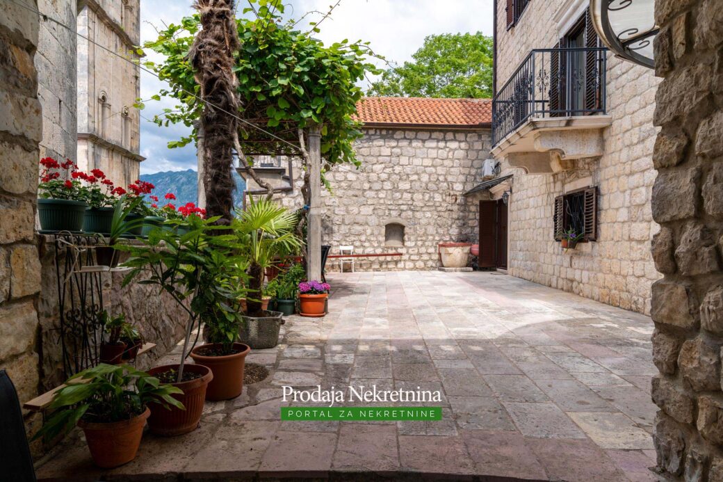 Stone house for sale in Perast