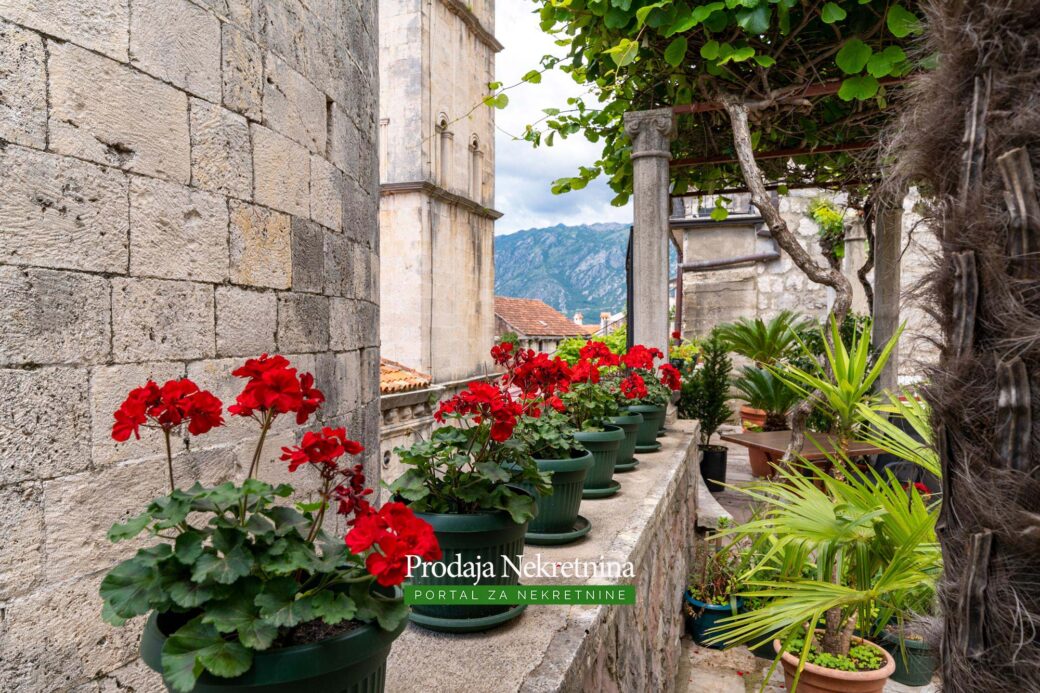 Stone house for sale in Perast