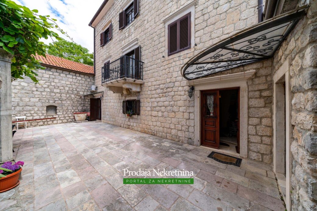 Stone house for sale in Perast