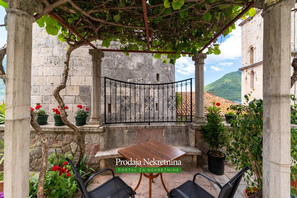 Stone house for sale in Perast