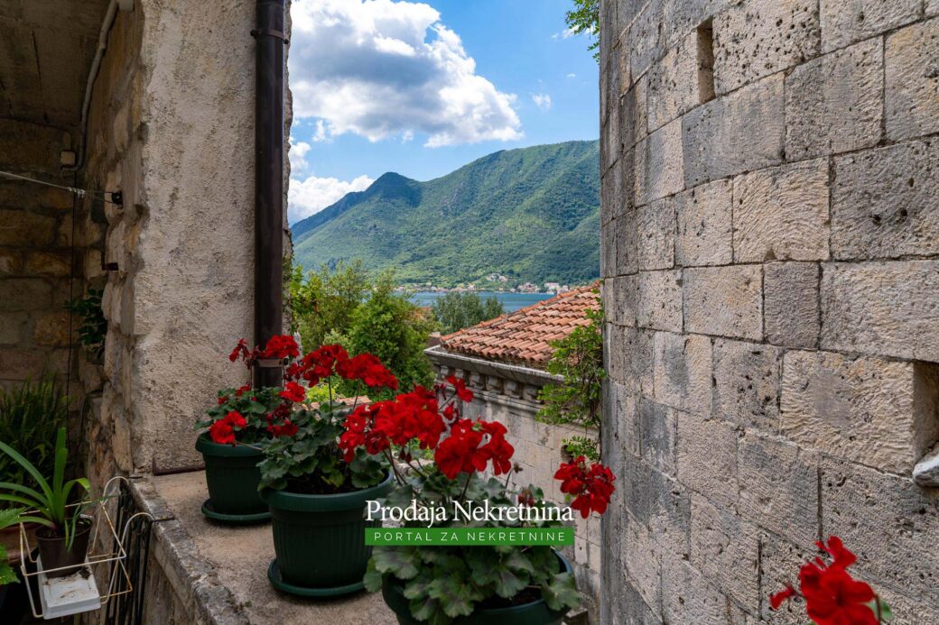 Stone house for sale in Perast