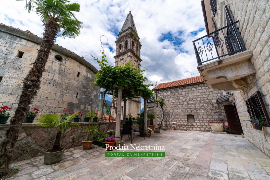 Stone house for sale in Perast