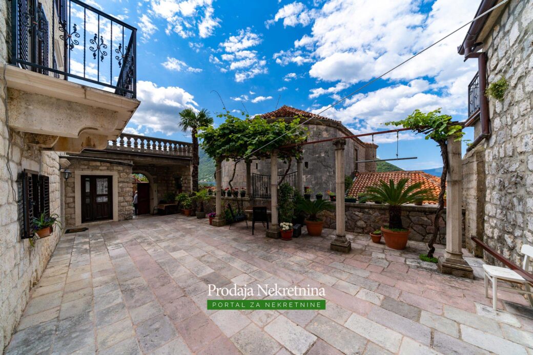 Stone house for sale in Perast