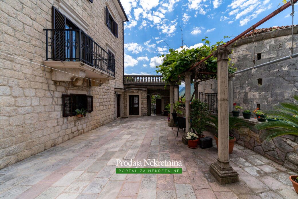 Stone house for sale in Perast