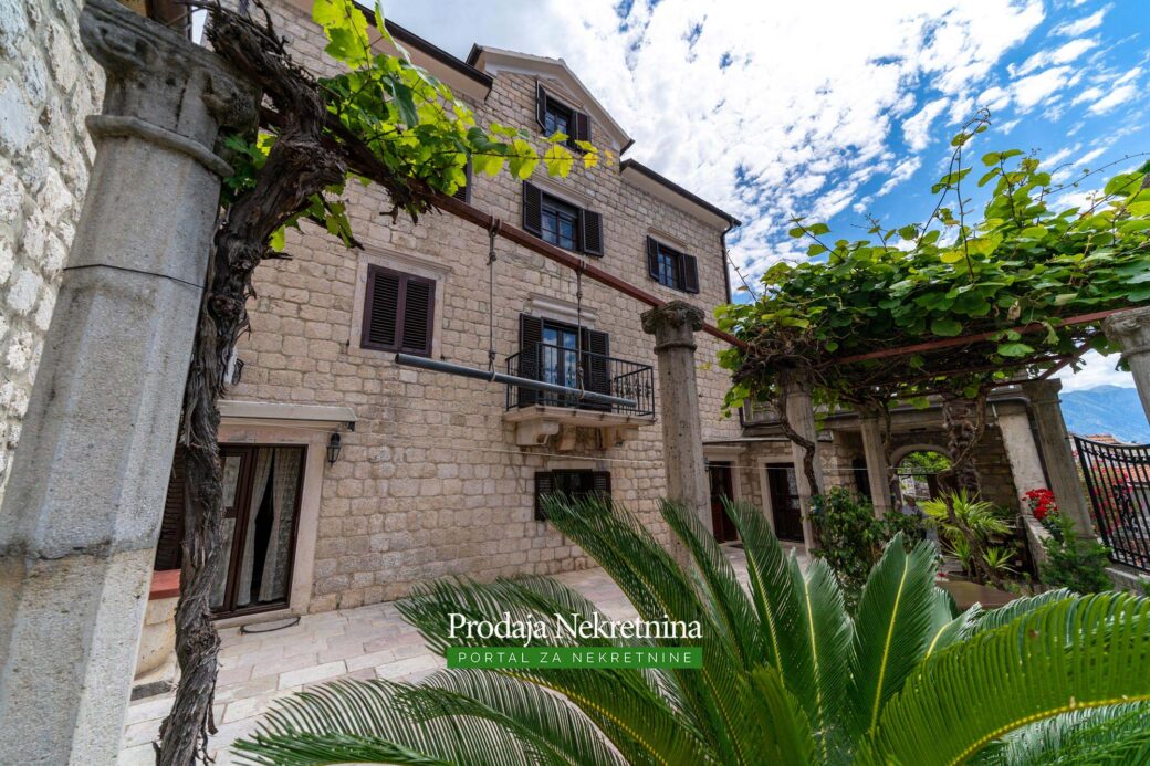 Stone house for sale in Perast