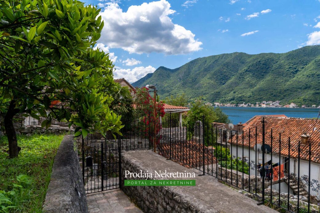 Stone house for sale in Perast