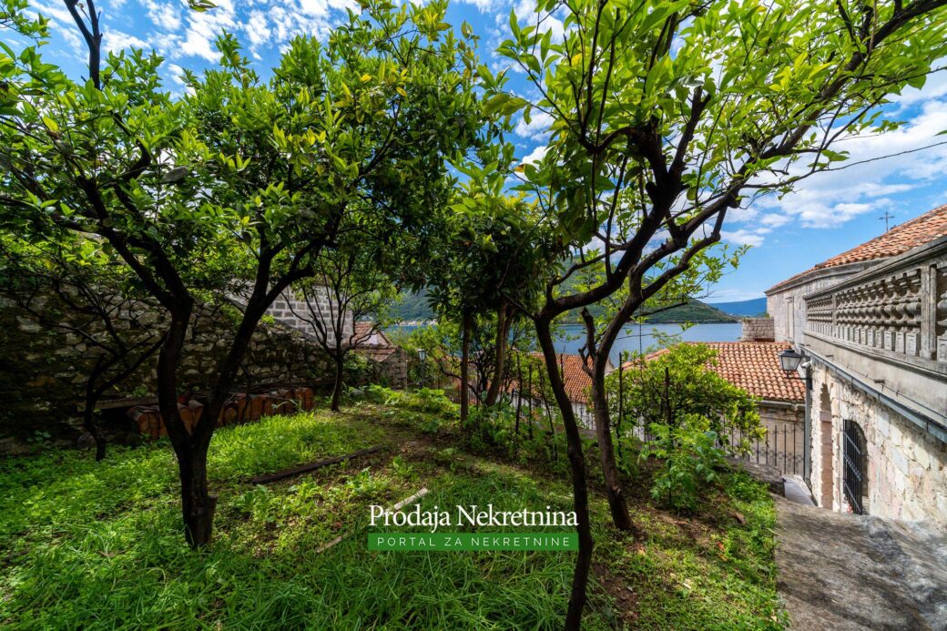 Stone house for sale in Perast