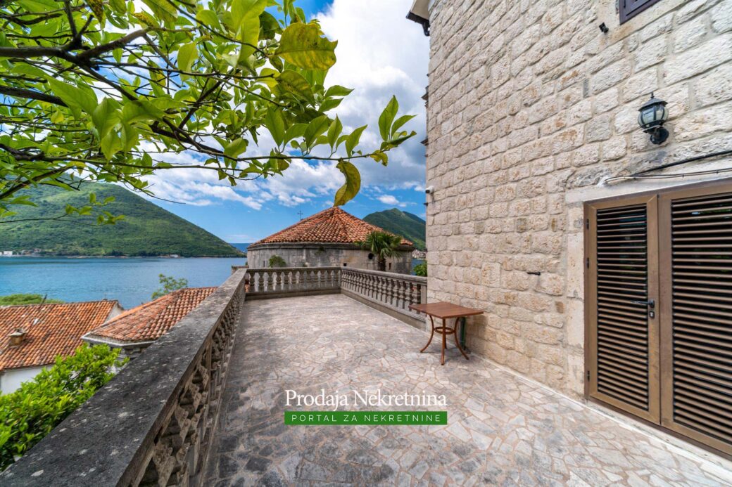 Stone house for sale in Perast