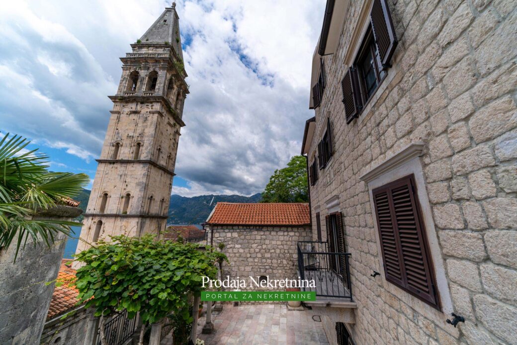 Stone house for sale in Perast