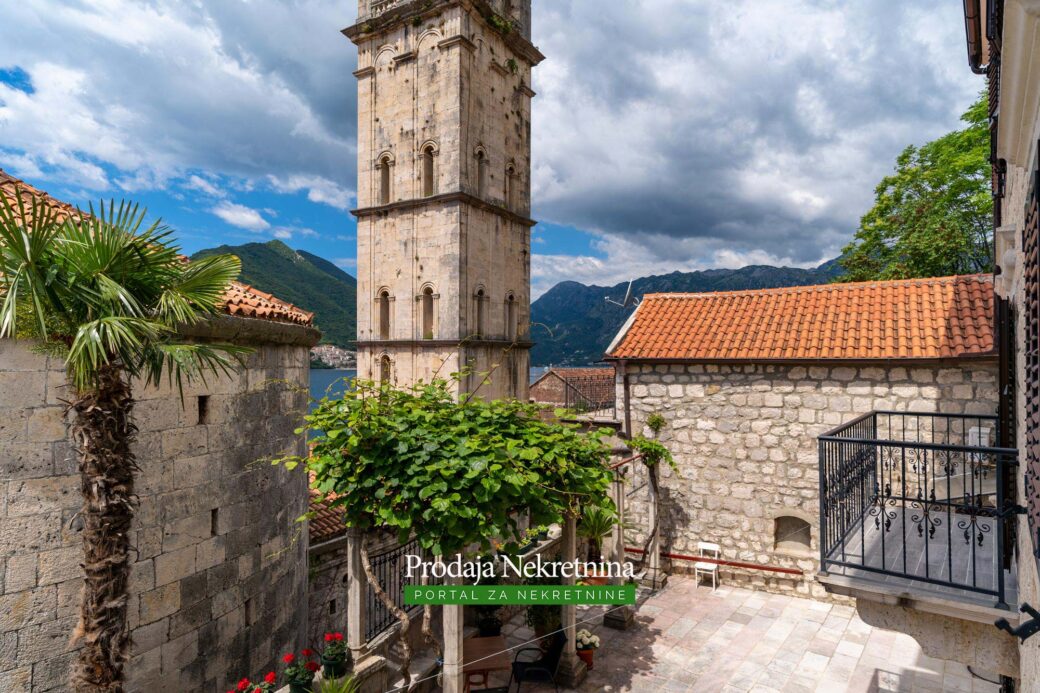 Stone house for sale in Perast