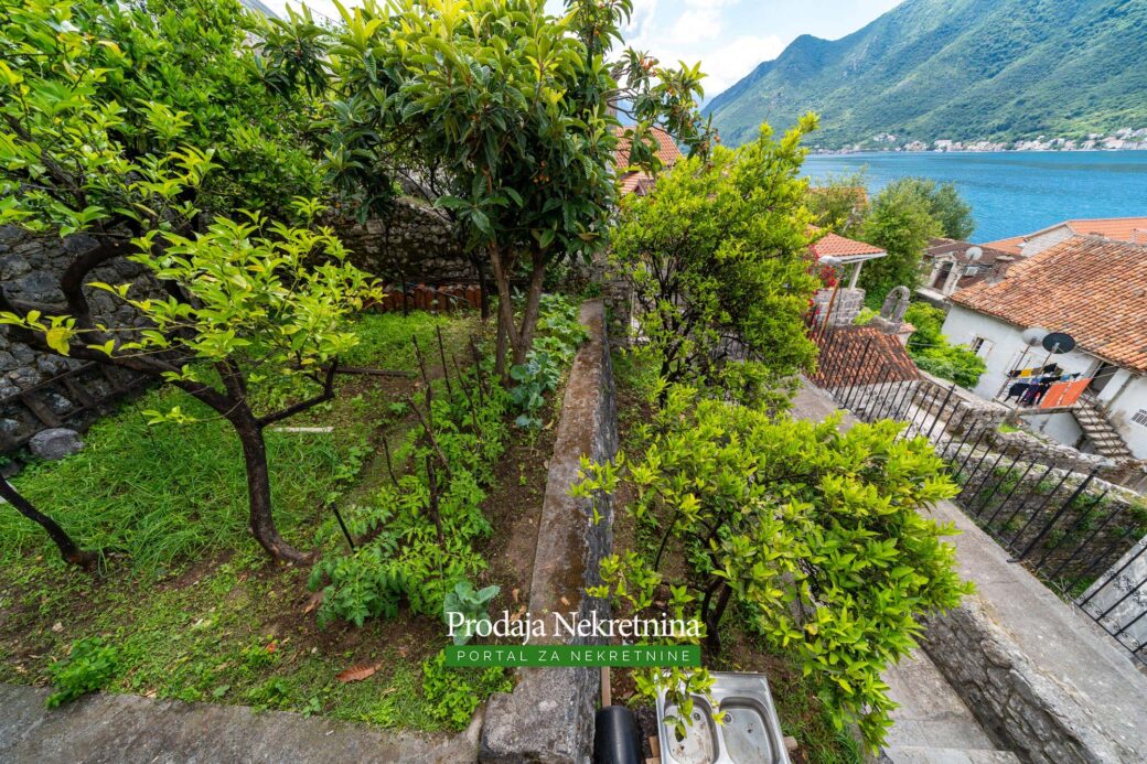 Stone house for sale in Perast