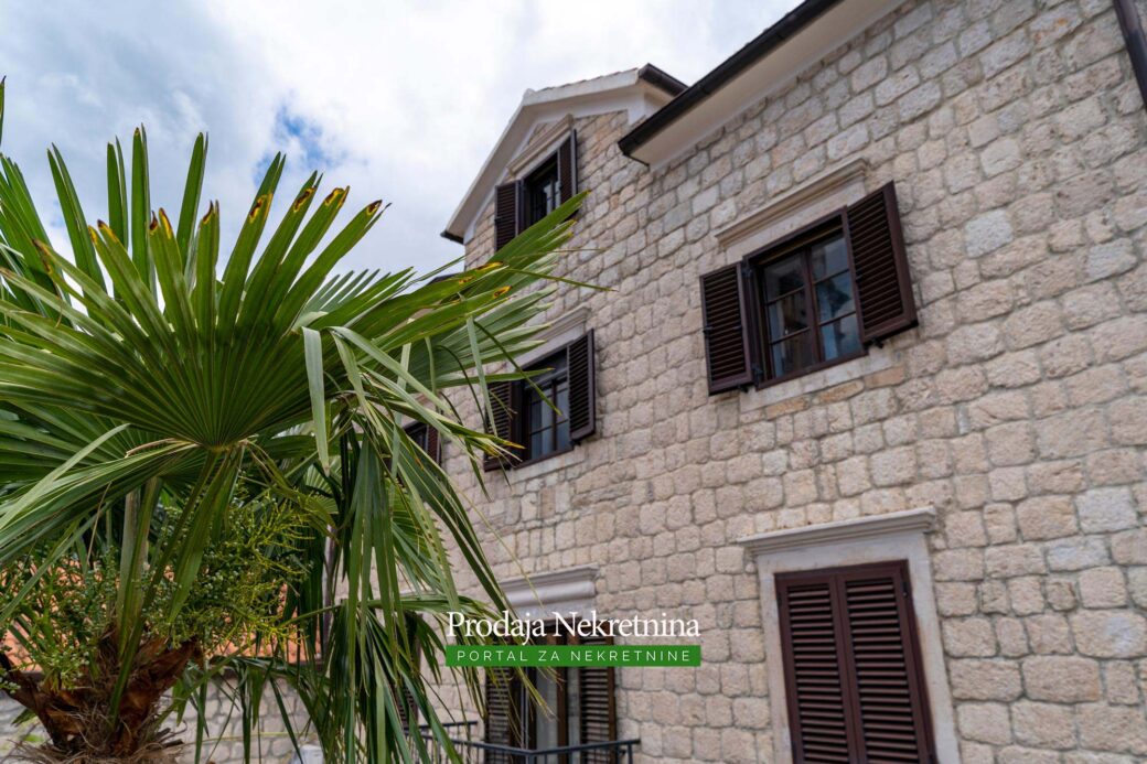 Stone house for sale in Perast