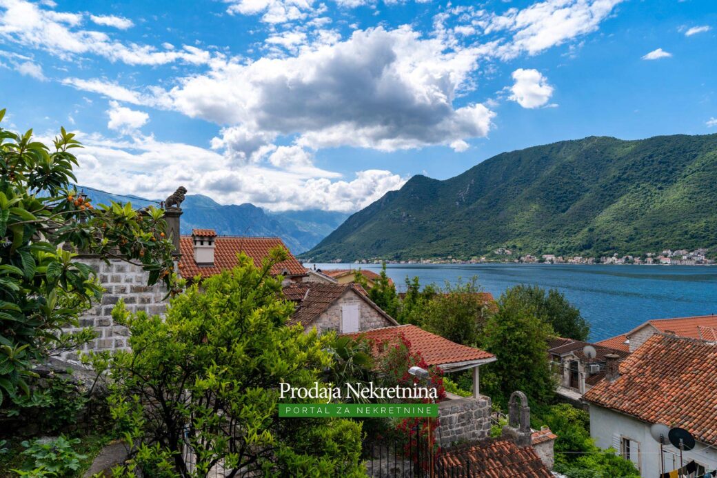 Stone house for sale in Perast