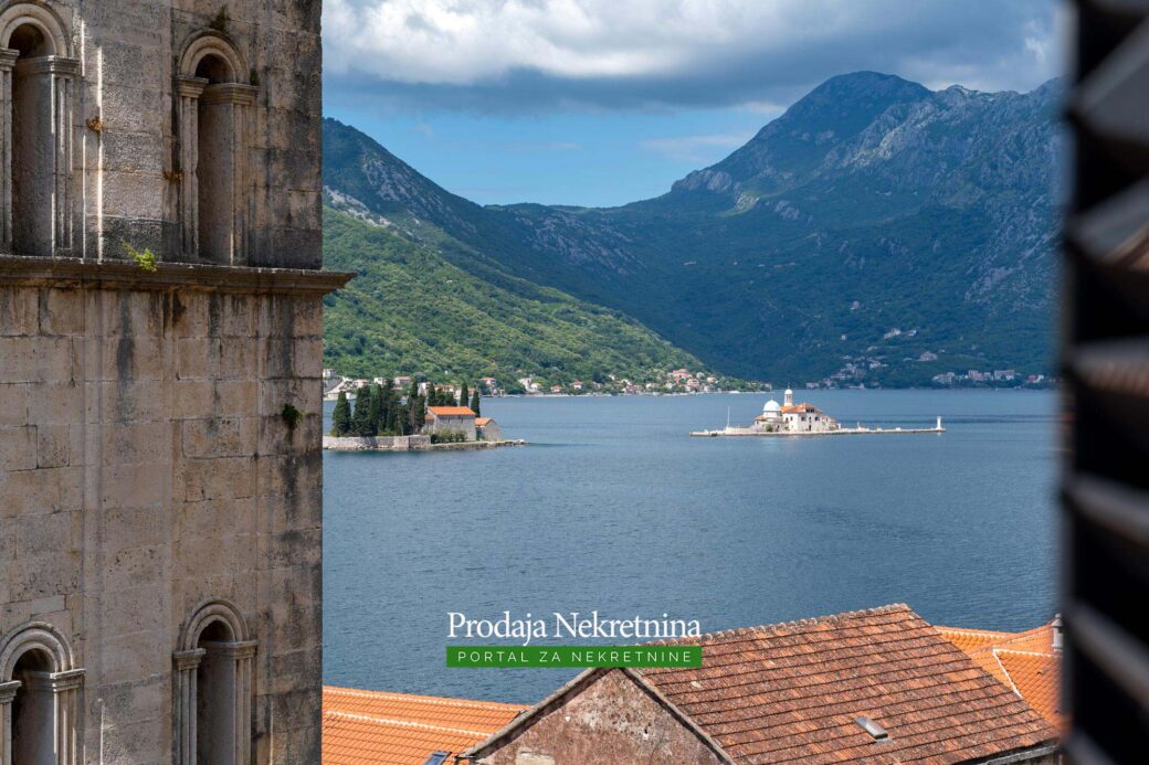 Stone house for sale in Perast