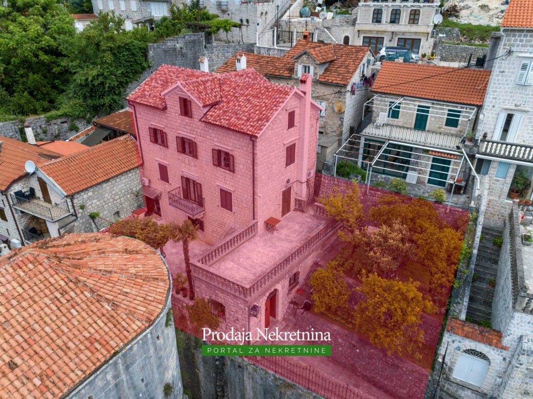 Stone house for sale in Perast