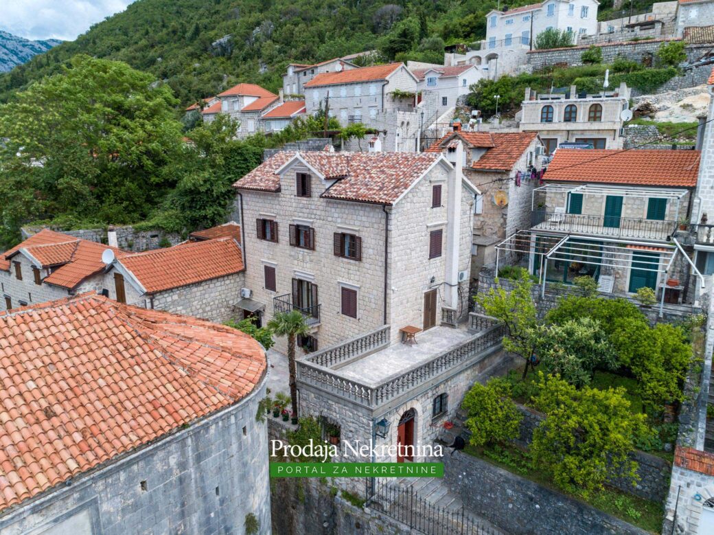 Stone house for sale in Perast